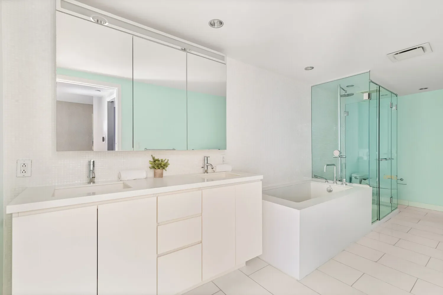 425 West 53rd Street                                         #409, New York, New York, United States. - Photo 9