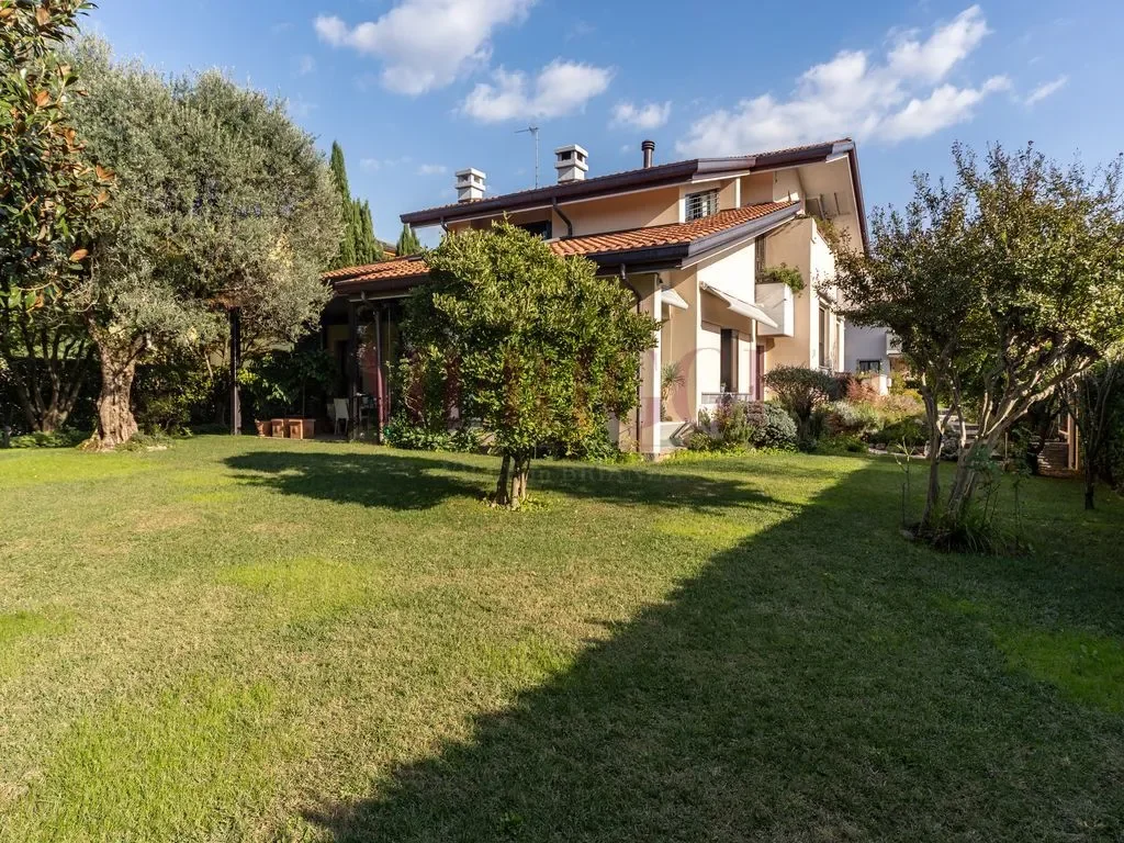 Via S. Pellico, Arcore, Lombardy, Italy. - Photo 27