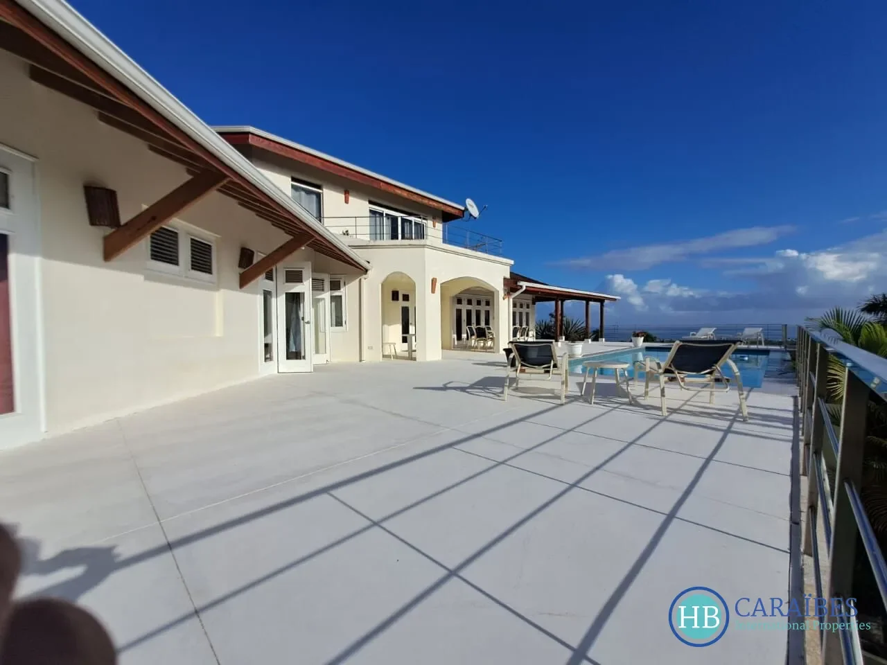 Exterior photo 5