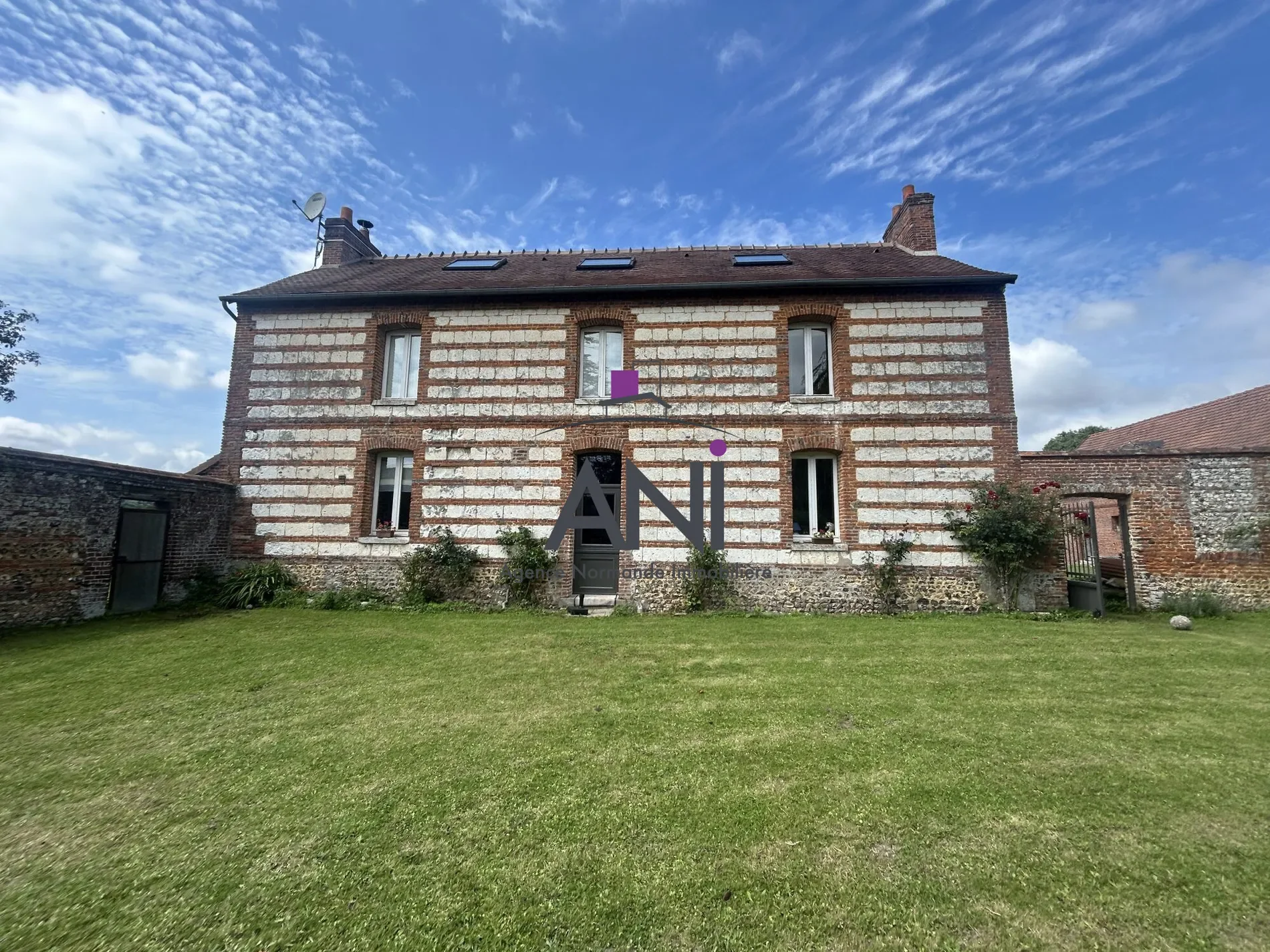 Exterior photo 5