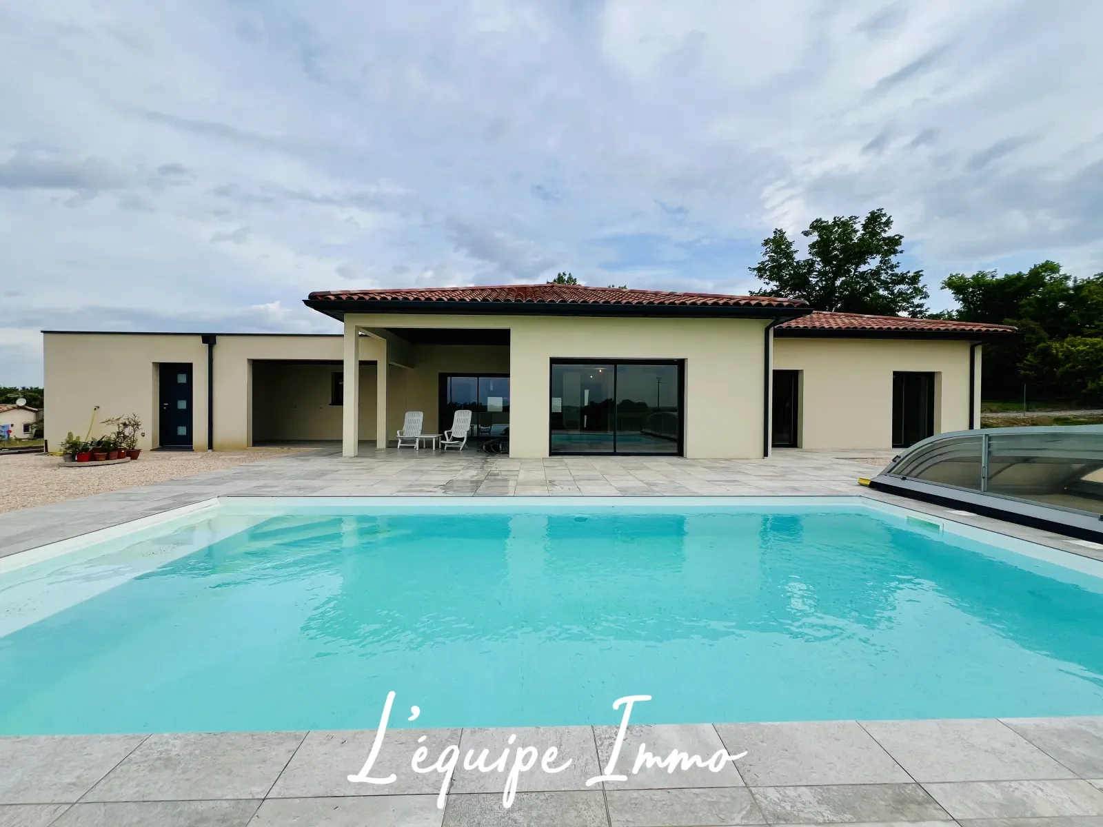 Exterior photo 4