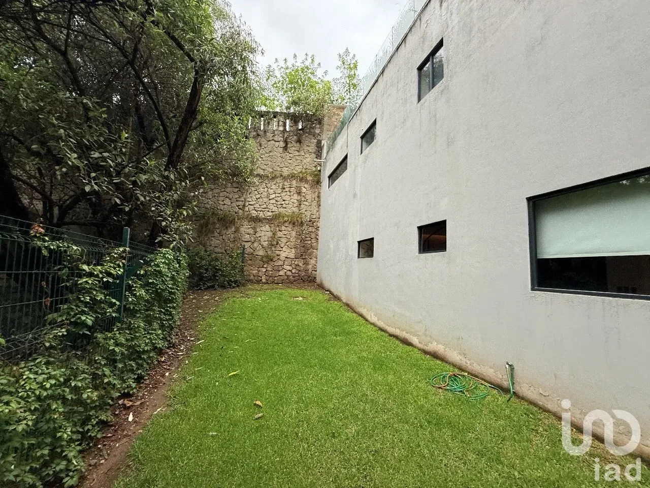 Exterior photo 5
