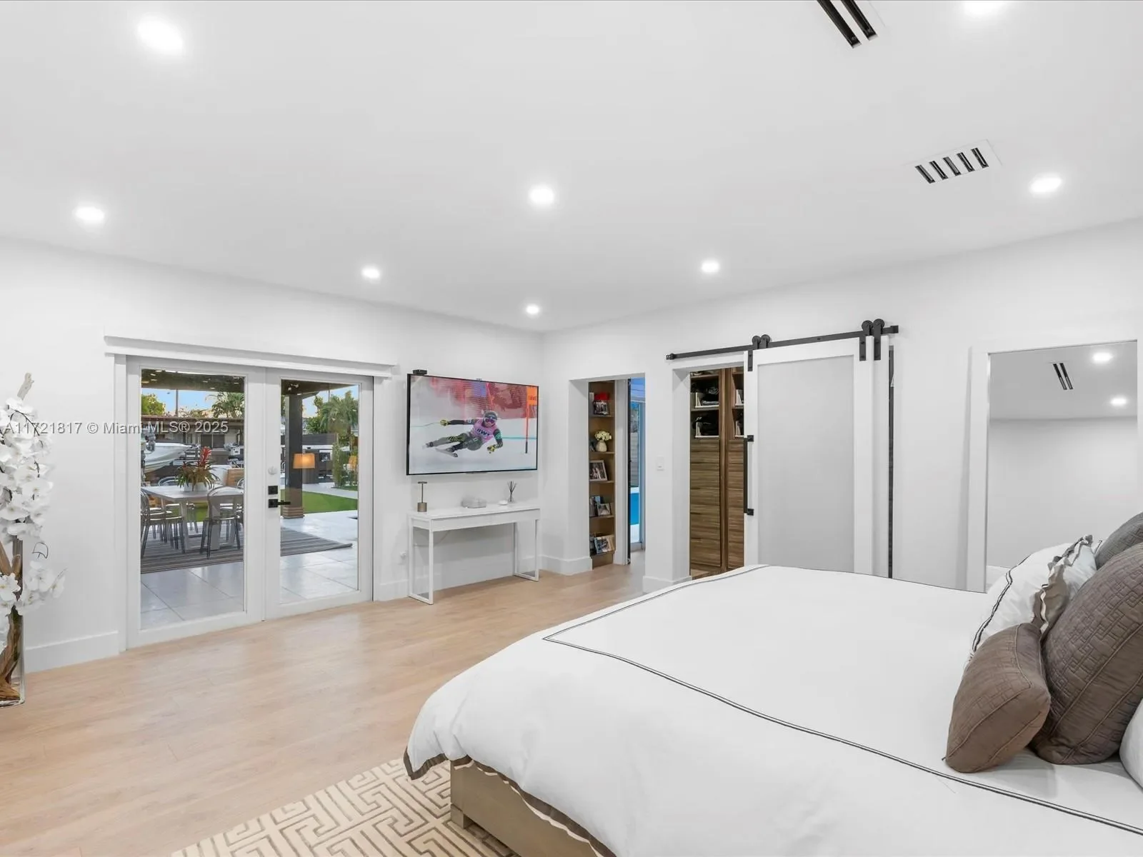 1560 Cleveland Road, Miami Beach, Florida, United States. - Photo 11