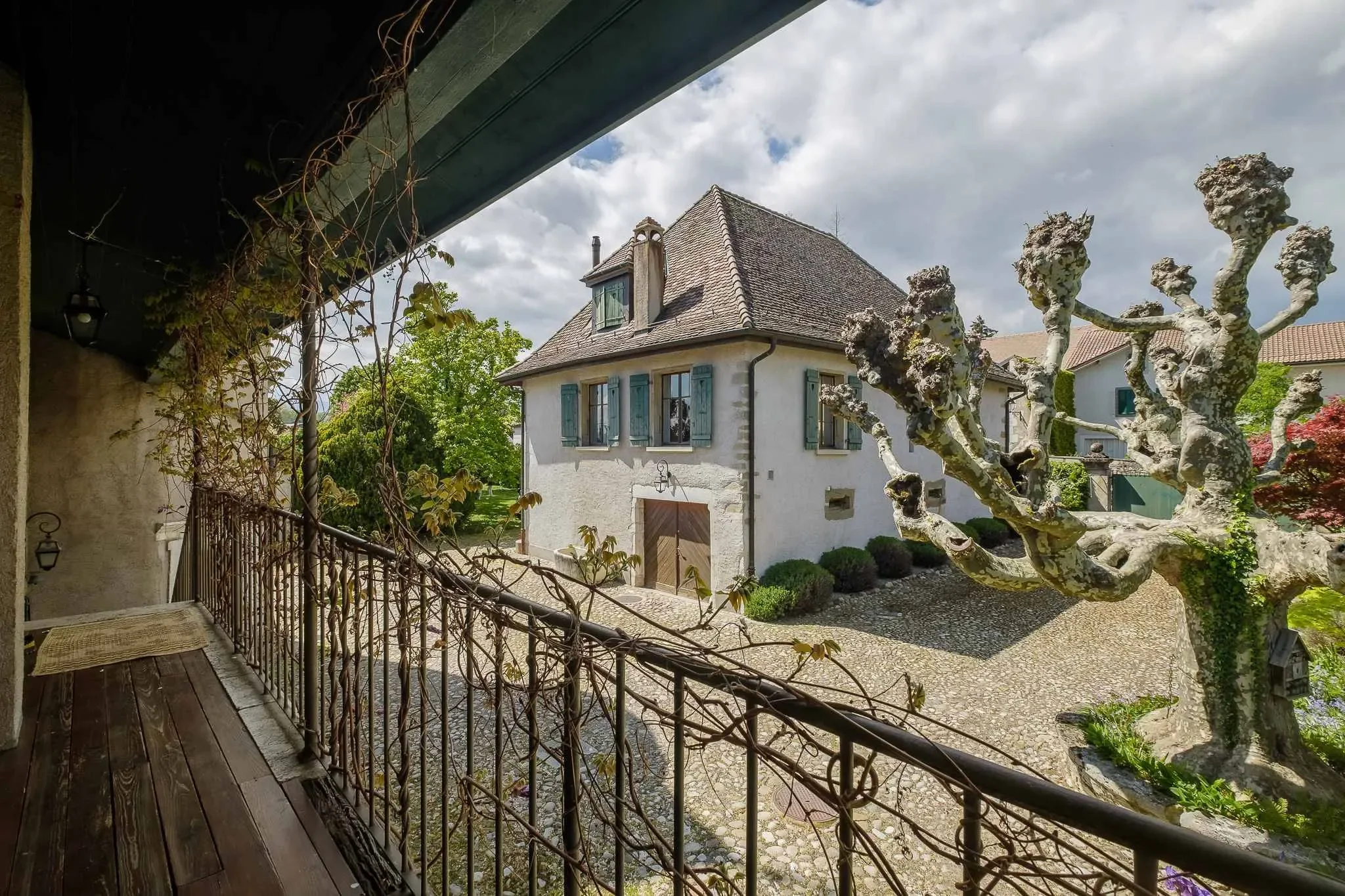 Exterior photo 6