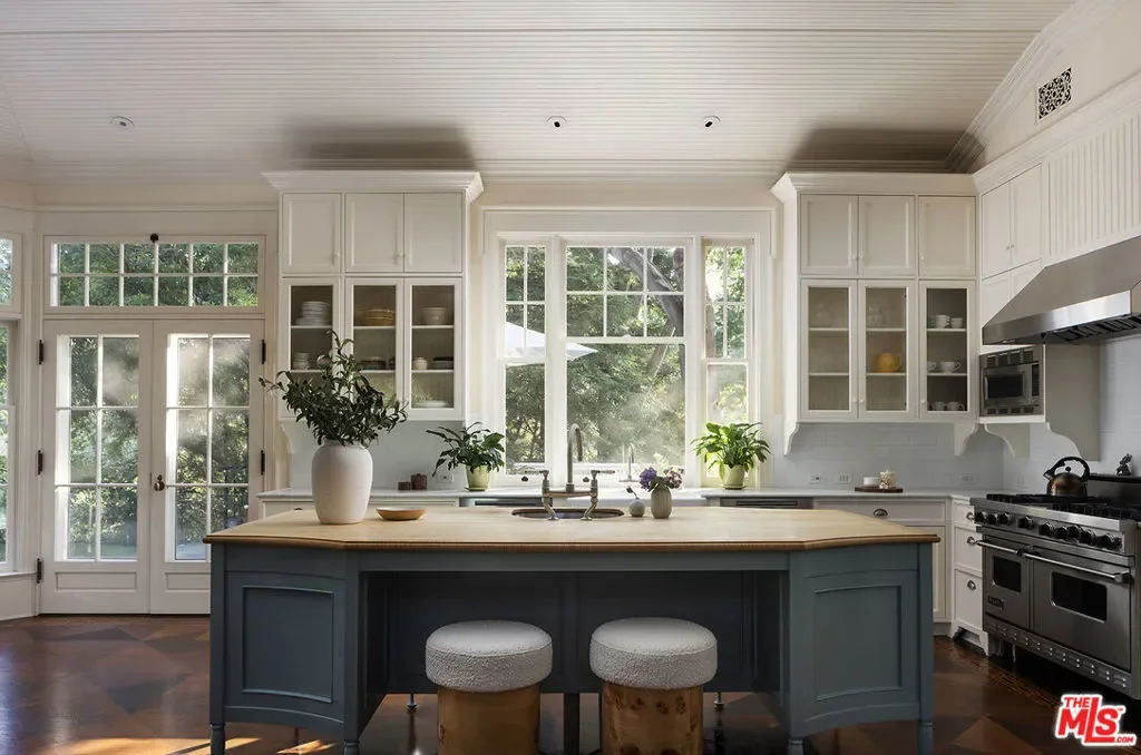 2041 Mandeville Canyon Road, Los Angeles, California, United States. - Photo 13