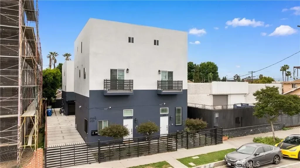 3721 S San Pedro Street, Los Angeles, California, United States. - Photo 6