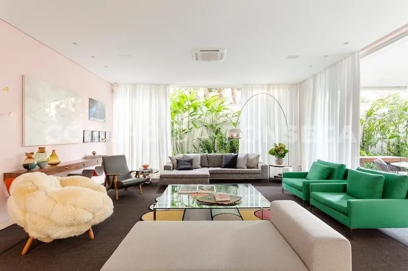 Elegant Home Combining Nature and Modern Design