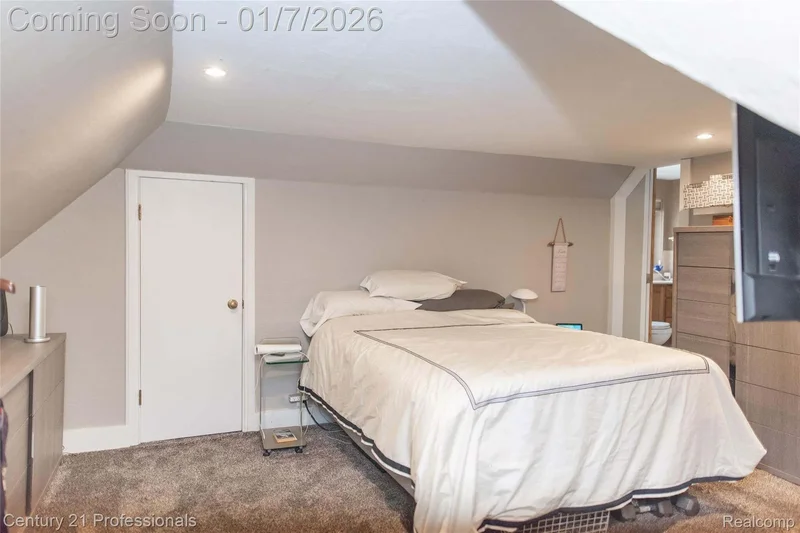 910 W Pine Tree Road W, LakeOrion, MI 48362, Orion charter Township, Michigan, United States. - Photo 19