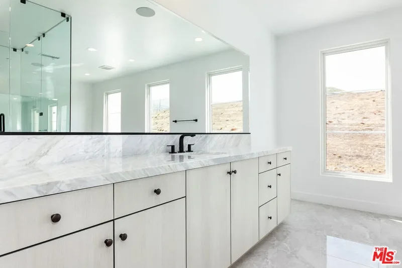 11770 N Hillsborough Lane, Los Angeles, California, United States. - Photo 32