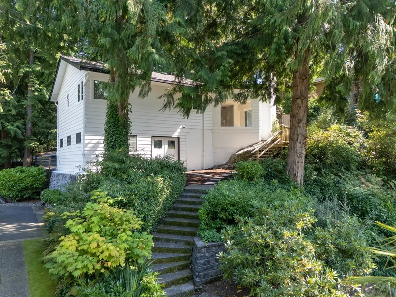 5733 Bluebell Drive, West Vancouver, British Columbia, Canada. - Photo 8