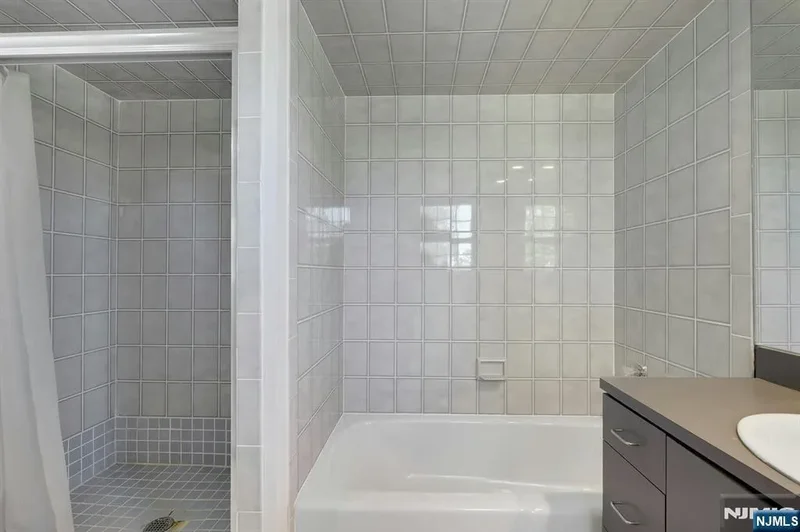 64 Powderhorn Drive, Wayne, NJ 07470, Wayne, New Jersey, United States. - Photo 40