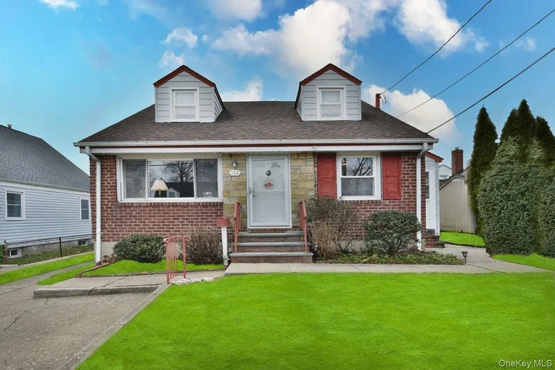 135 Barwick Boulevard, Mineola, New York, United States. - Photo 17