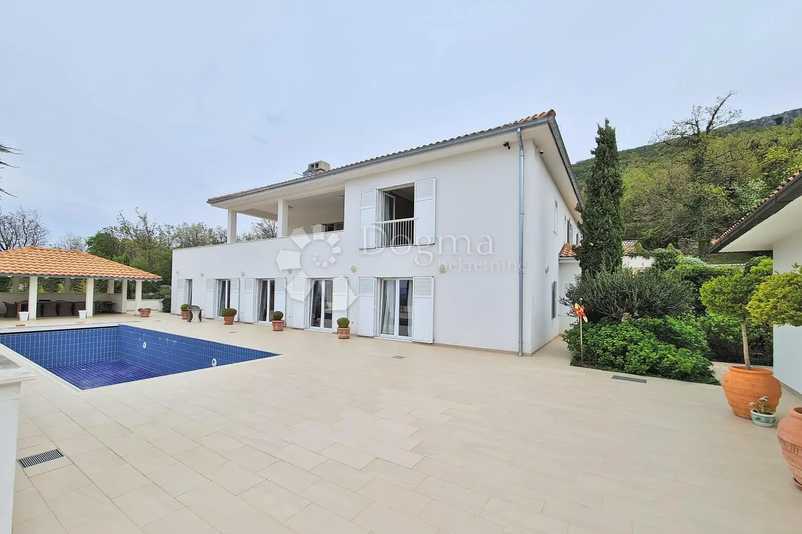 Exterior photo 11