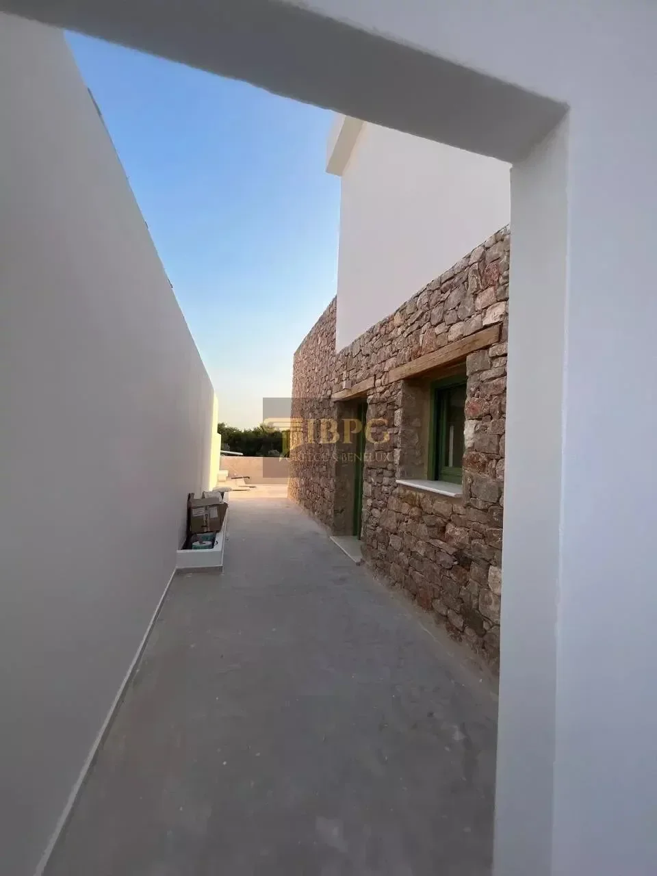 Exterior photo 4