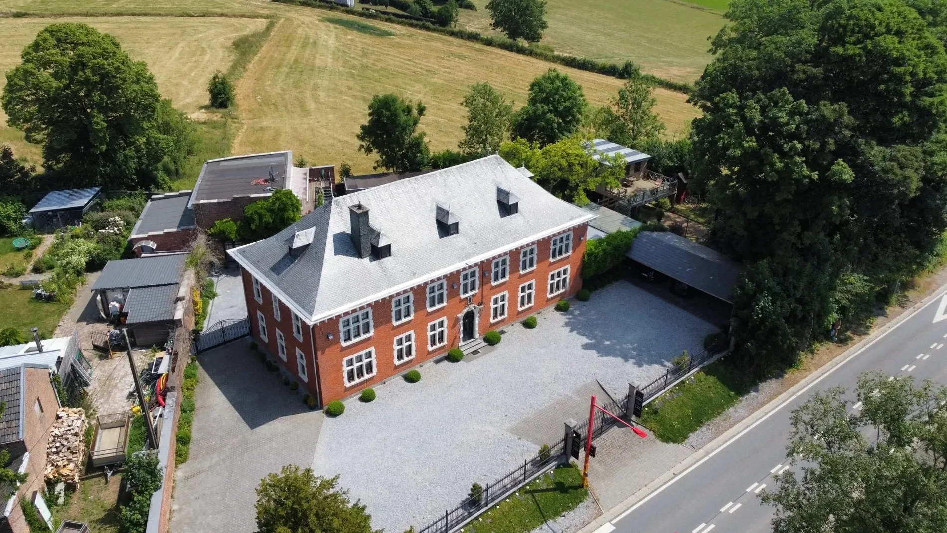 Exterior photo 9