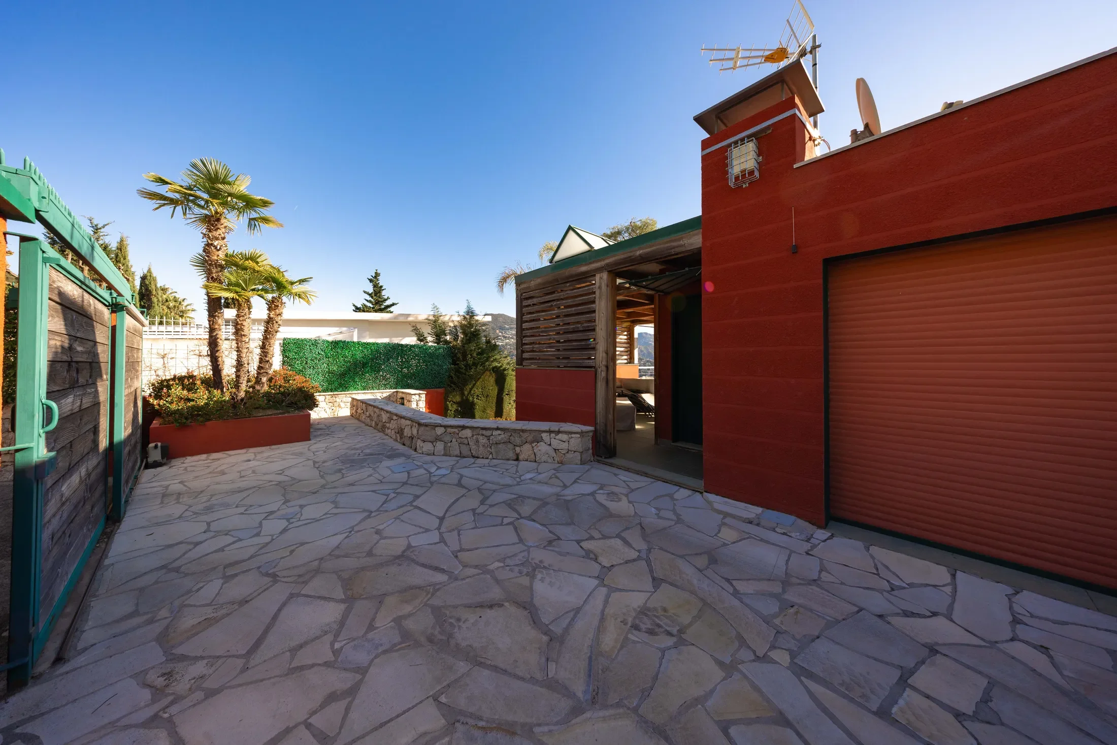 EXCEPTIONAL CONTEMPORARY VILLA WITH PANORAMIC SEA VIEW