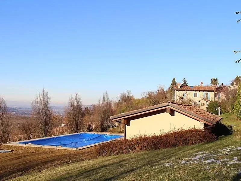 Exterior photo 6