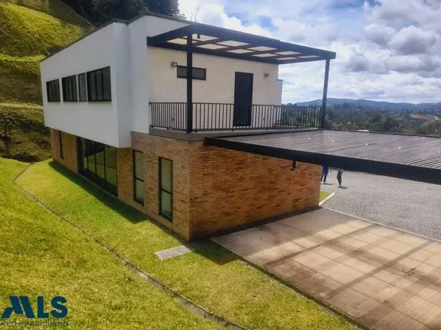 Exterior photo 2