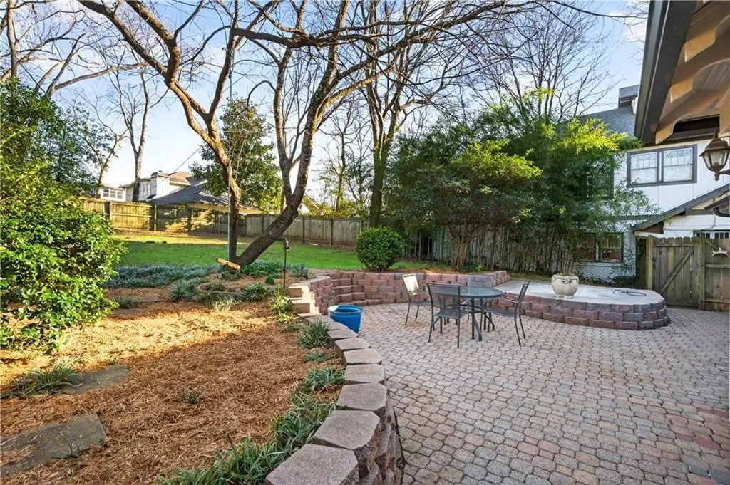 Exterior photo 2