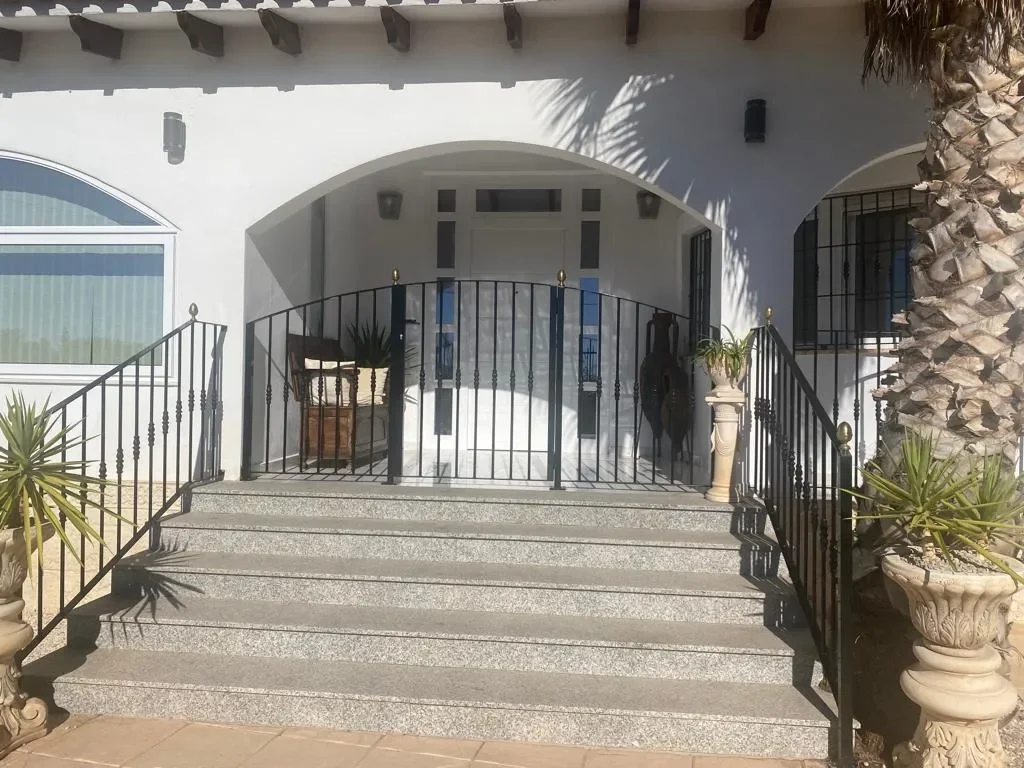 Exterior photo 7