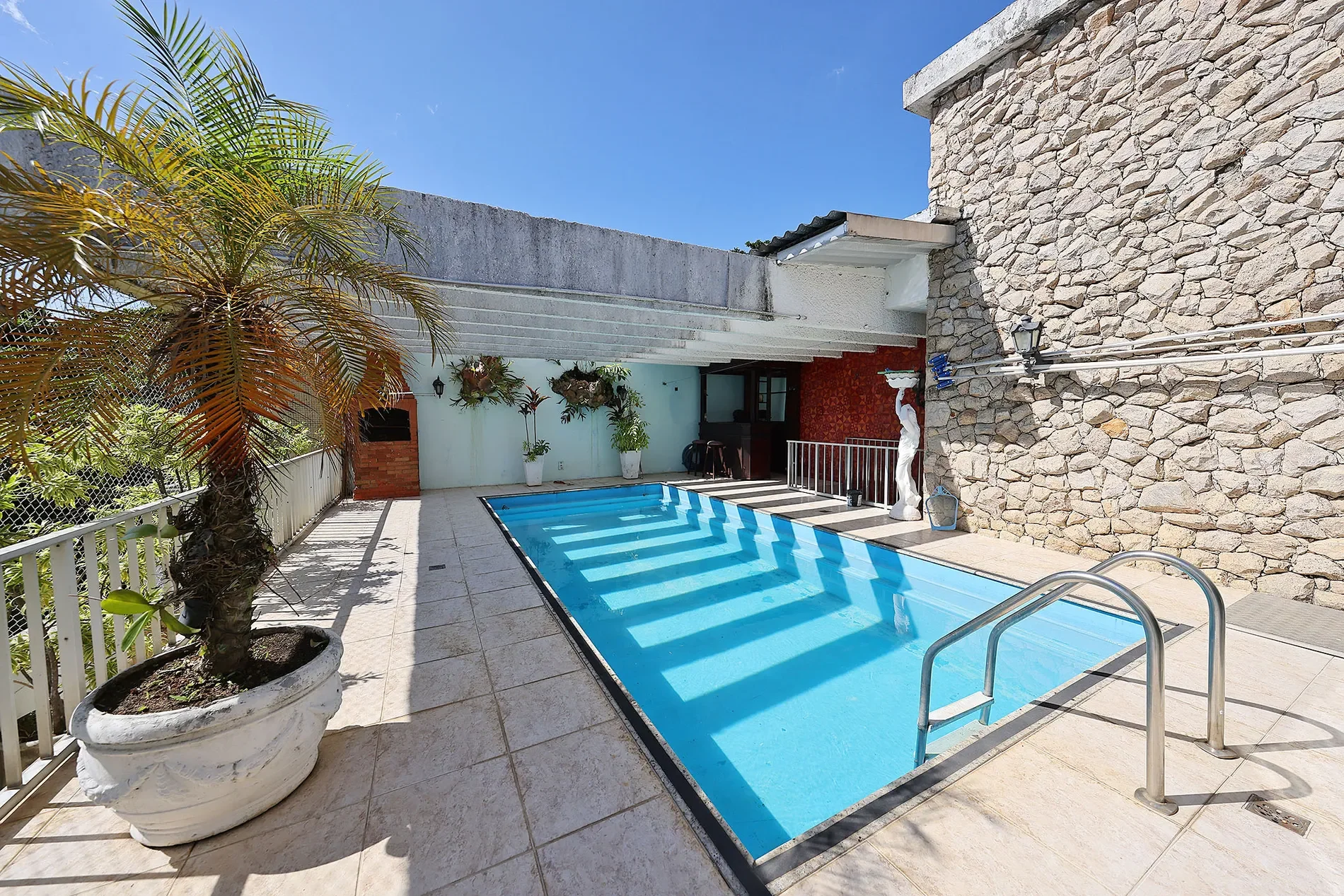 Exterior photo 5