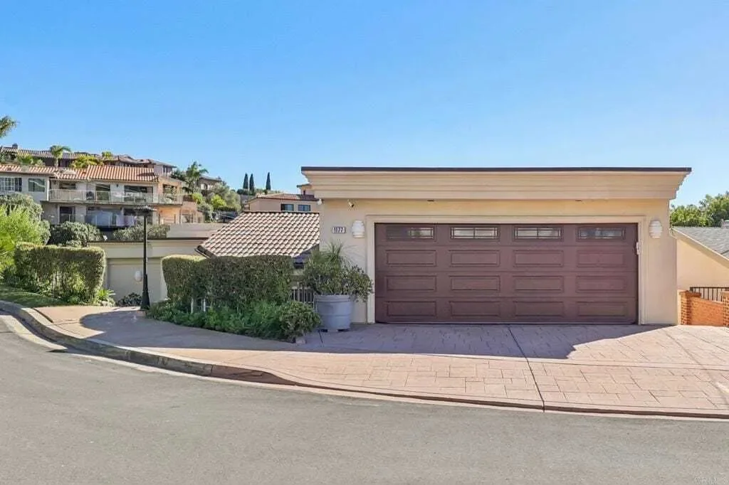 Exterior photo 8