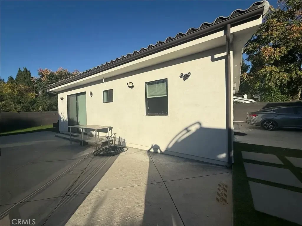 22913 Burbank, Los Angeles, California, United States. - Photo 4