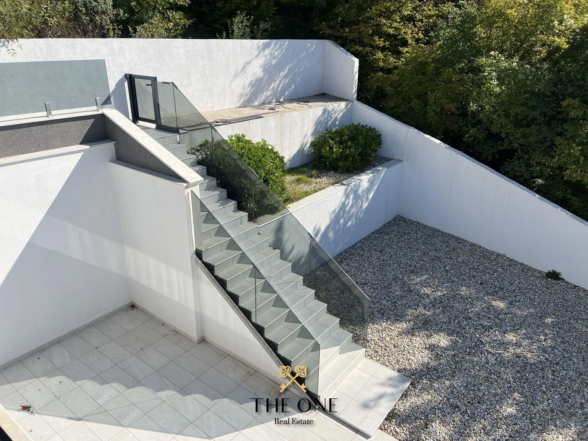 Exterior photo 4