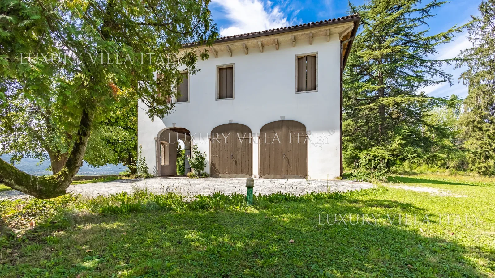 Exterior photo 8