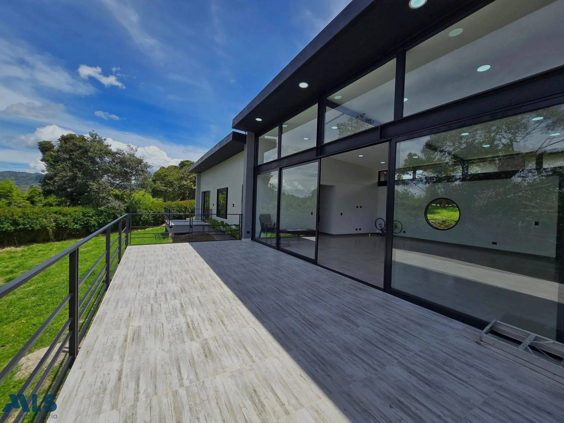 Exterior photo 4