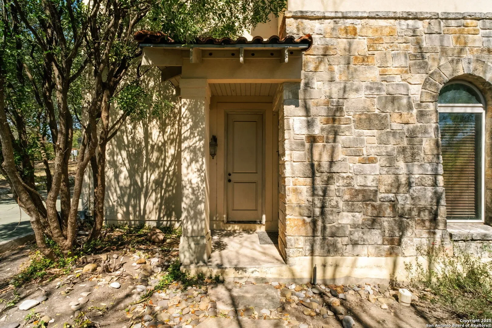 Exterior photo 4