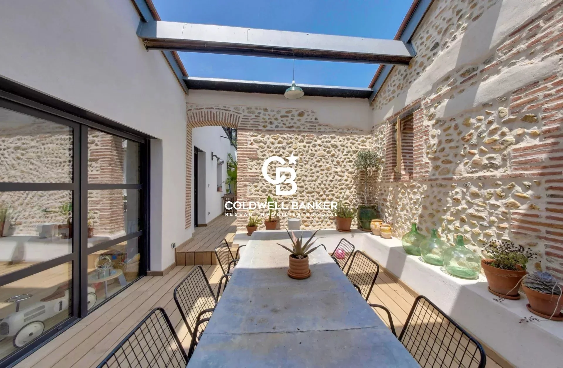 Exterior photo 1