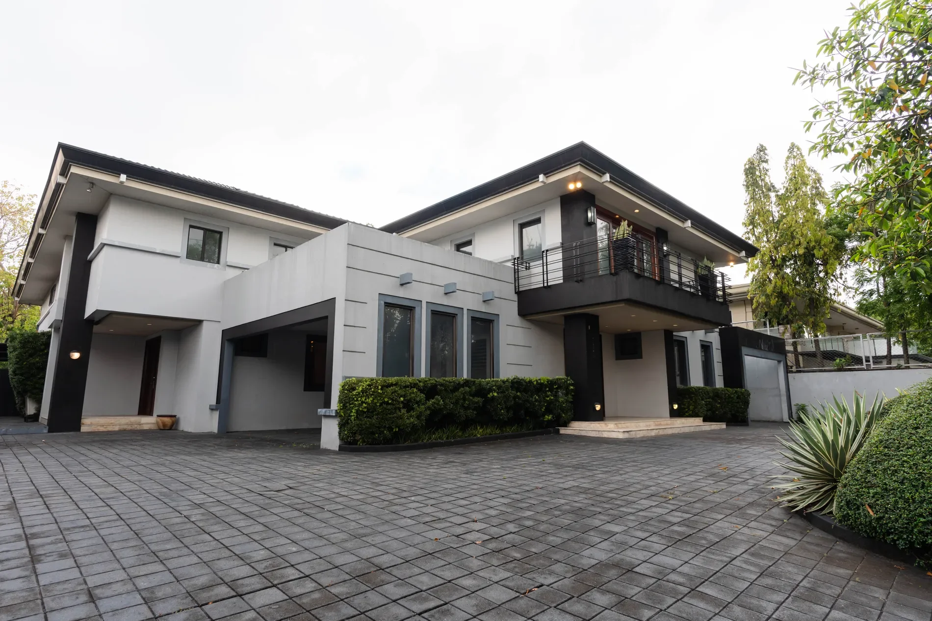 Exterior photo 6