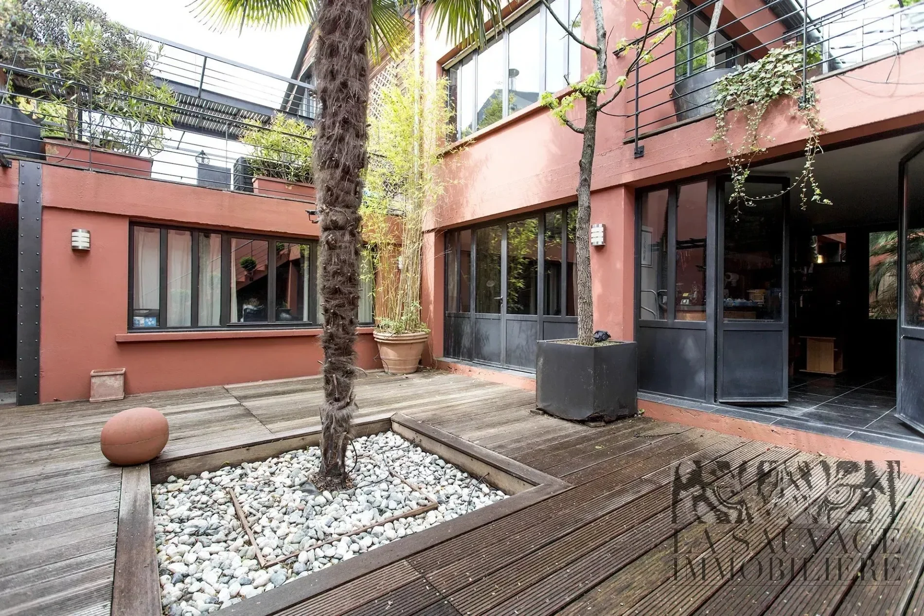 Exterior photo 1