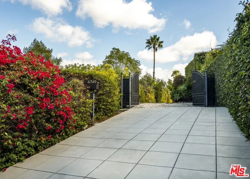 6749 Whitley Terrace, Los Angeles, California, United States. - Photo 27