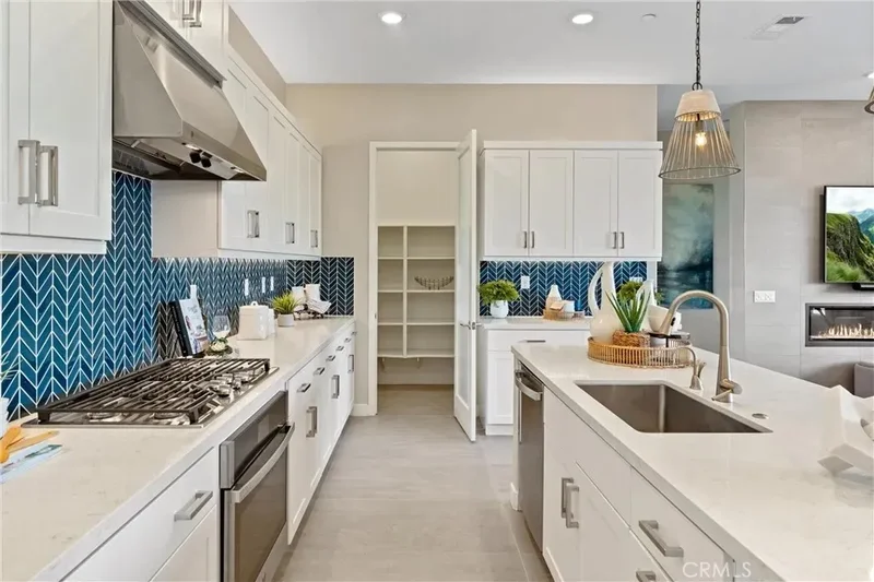 419 Transport, Tustin, California, United States. - Photo 16