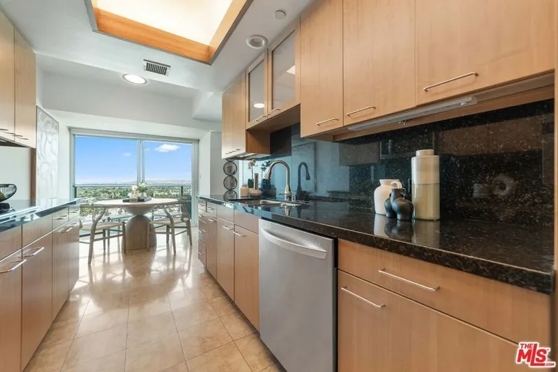 13600 Marina Pointe Drive 1904, Marina del Rey, California, United States. - Photo 6