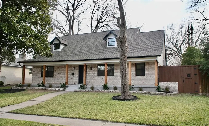 Single Family Residence in Dallas