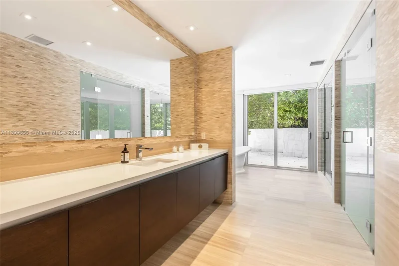 1 Collins Ave 207, Miami Beach, Florida, United States. - Photo 33