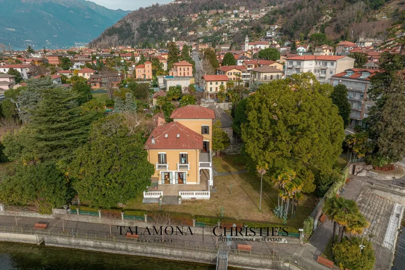 Gorgeous lakefront villa