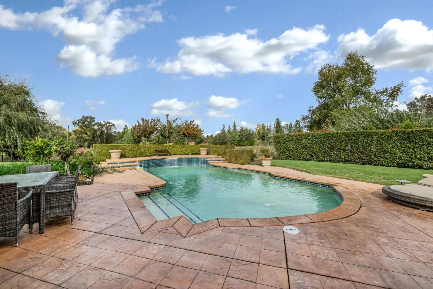 Exterior photo 6