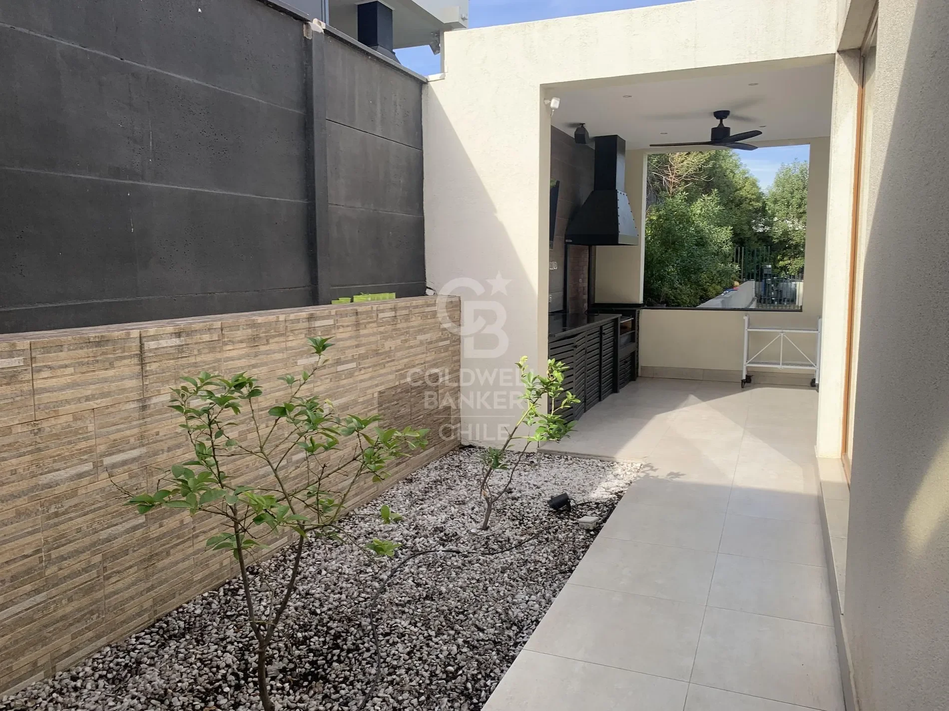 Exterior photo 2