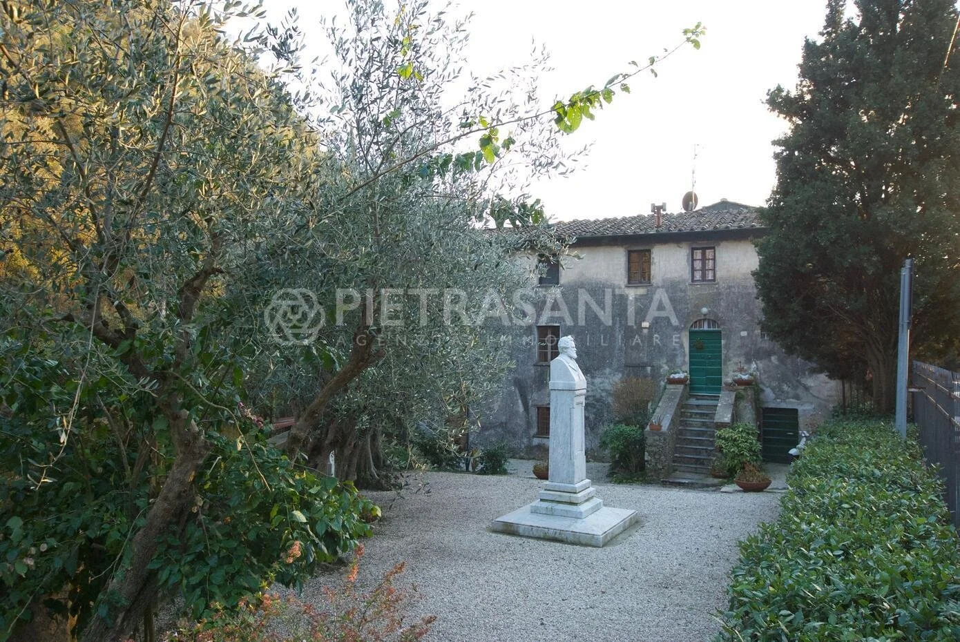 Exterior photo 4