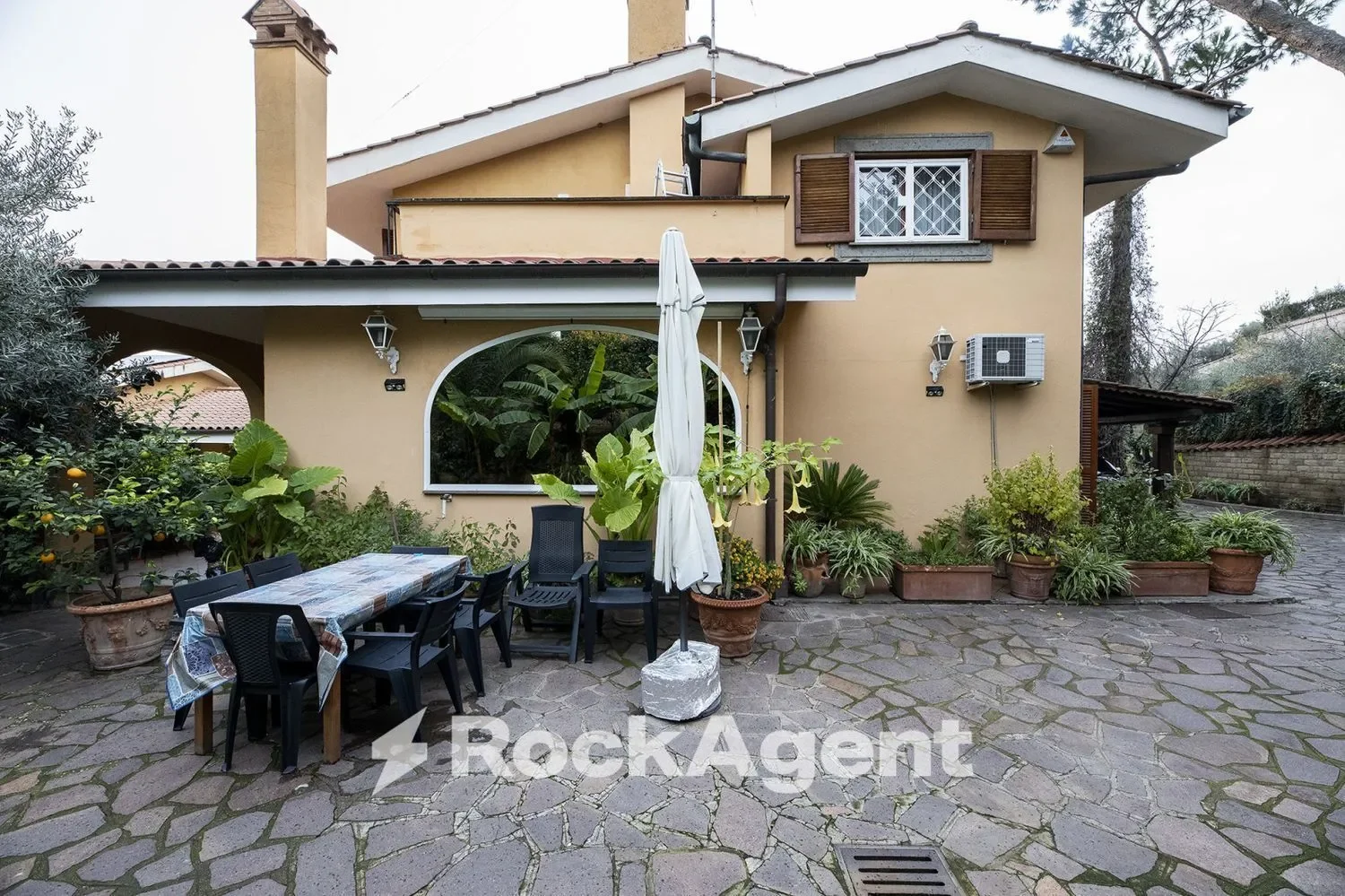 Exterior photo 1