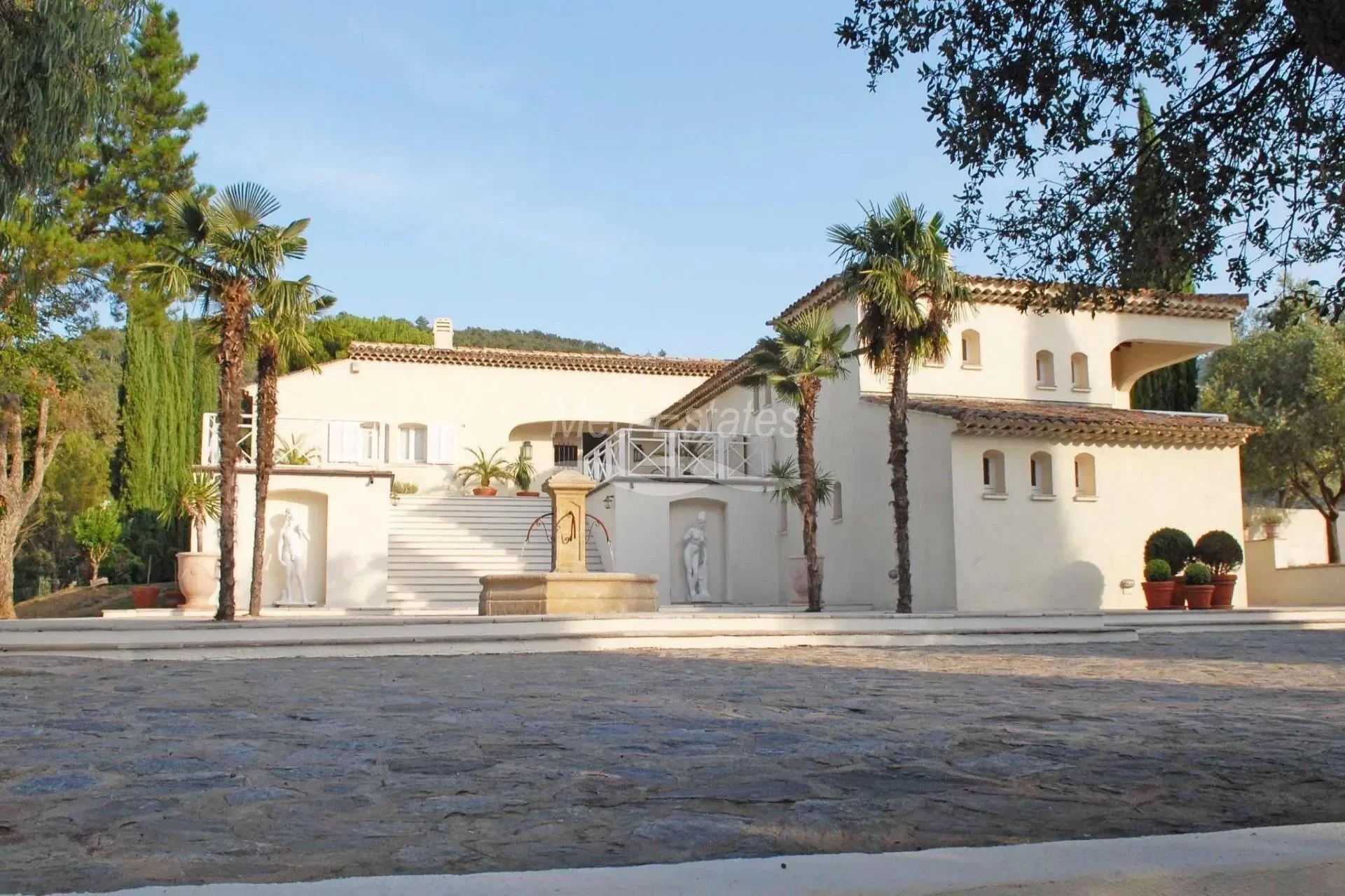 Exterior photo 8
