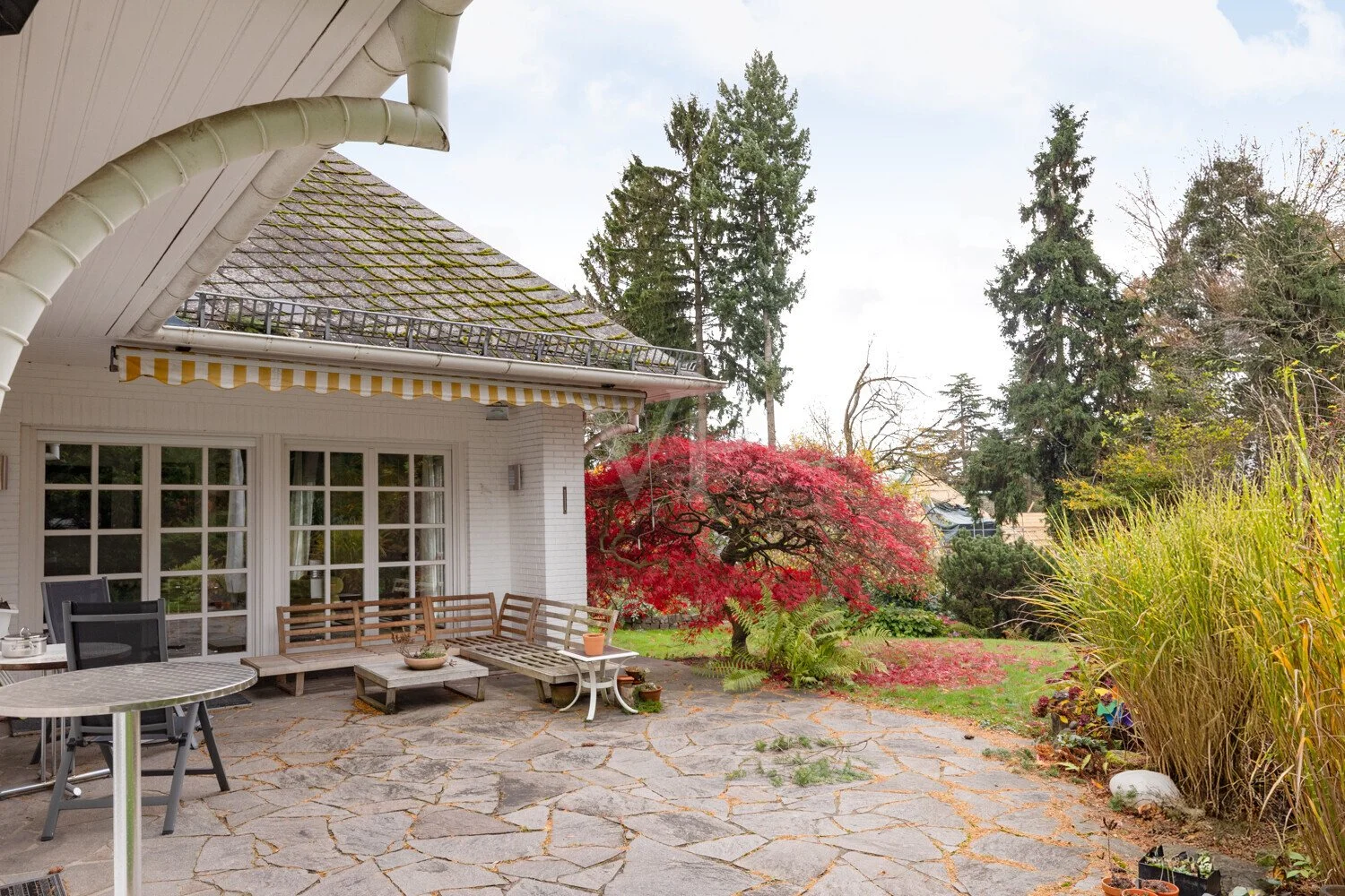 Exterior photo 1