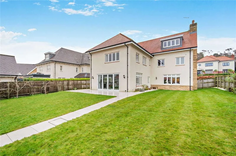 Sussex Avenue, Harrogate, England, United Kingdom. - Photo 5