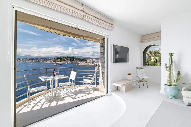 Luxury Seafront Apartment In Nice – 2 Bedrooms, Views Over The Baie Des Anges