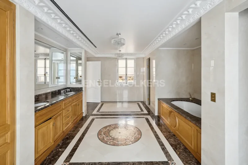 Neuilly-sur-Seine, Île-de-France, France. - Photo 2