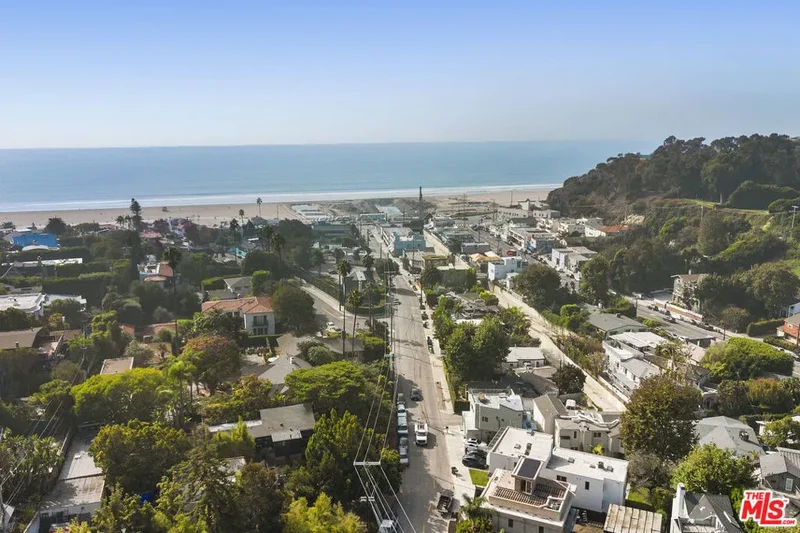 257 Entrada Drive, Santa Monica, California, United States. - Photo 42
